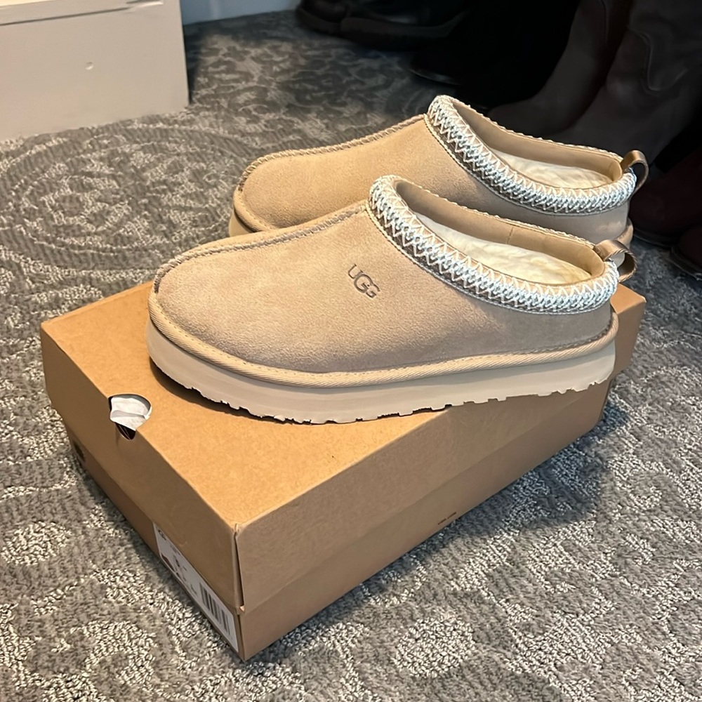 Ugg Tazz- kids size 5 fits a women’s 7